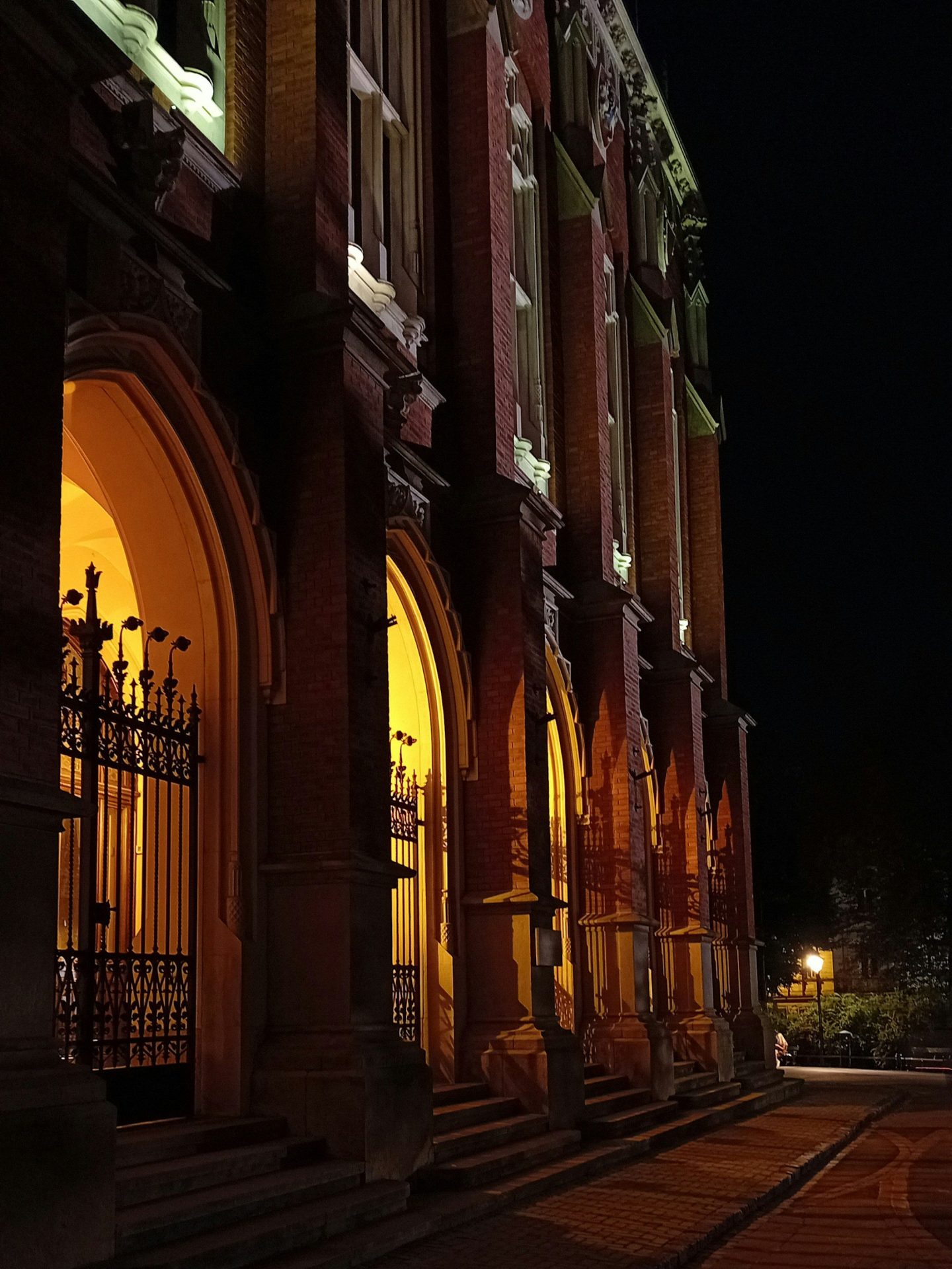 Jagiellonian University arches representing the Krakow university network behind national recruitment